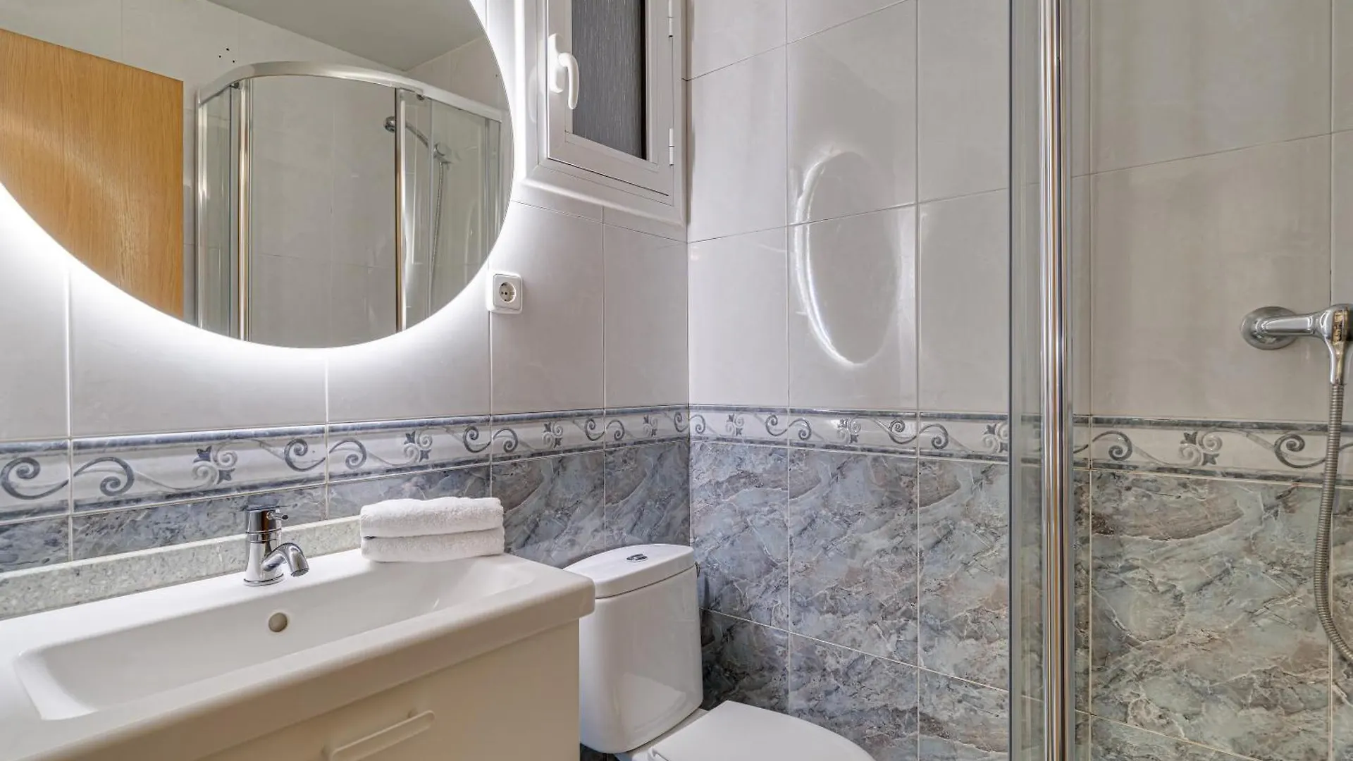 2-Bedroom Apartment Just 1 Minute From The Metro 오스피탈레트 데 요브레가트